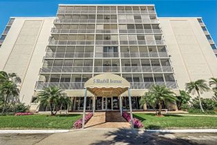 High Rise (8+), 5 Bluebill Ave # 205, Naples FL 34108