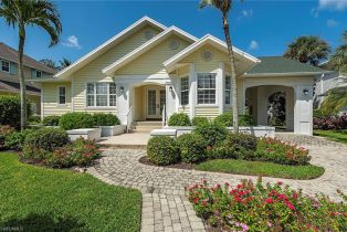 , 860 7th St S, Naples FL 34102