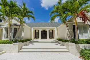 Single Family Residence, 2700 Treasure Ln, Naples FL 34102