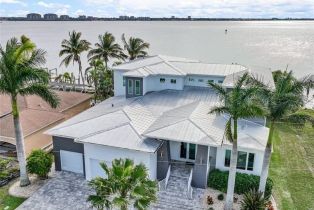 Single Family Residence, 1018 Dolphin Caloosahatchee, FL 33904 